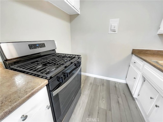 1920 N H St Unit 251, Oxnard, CA 93036 - kitchen featuring gas range, light wood-style flooring, and white cabinets