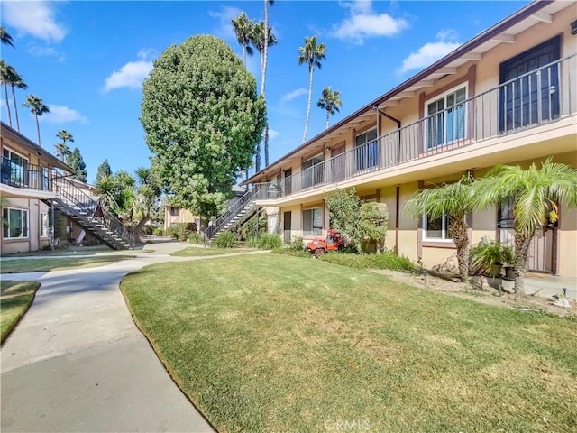 1920 N H St Unit 251, Oxnard, CA 93036 - surrounding community featuring stairs and a yard