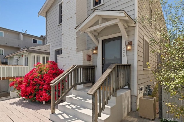 525 Manhattan Beach Blvd, Manhattan Beach, CA 90266 - property entrance with brick siding and a deck
