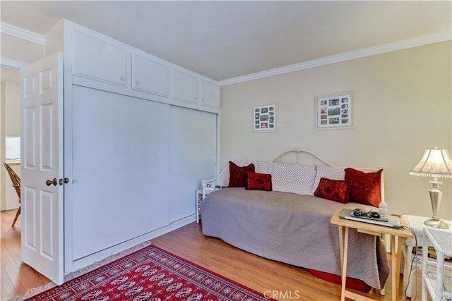 2205 Via Mariposa E Unit A, Laguna Woods, CA 92637 - bedroom featuring light wood-style flooring, crown molding, and a closet