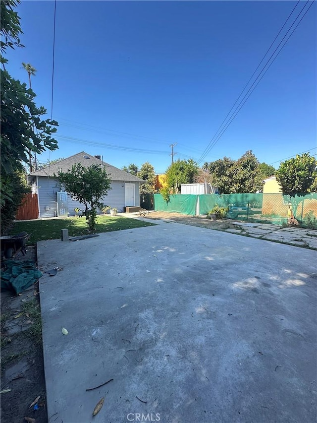 696 E 51st St E, Los Angeles, CA 90011 - view of yard