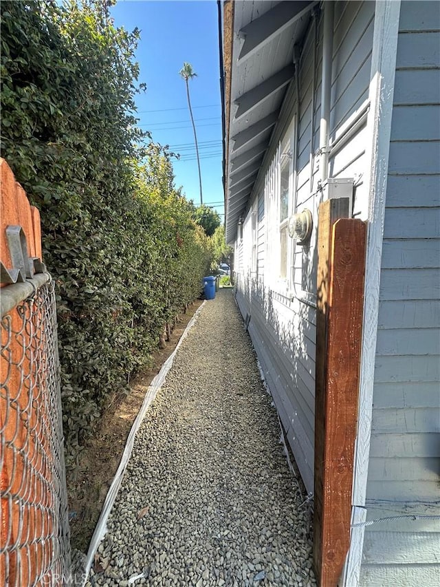 696 E 51st St E, Los Angeles, CA 90011 - view of side of property