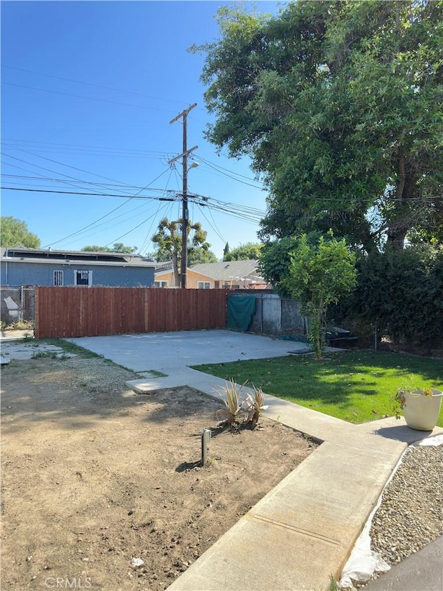 696 E 51st St E, Los Angeles, CA 90011 - view of yard with a patio area
