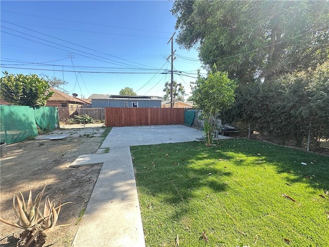 696 E 51st St E, Los Angeles, CA 90011 - fenced backyard featuring a patio