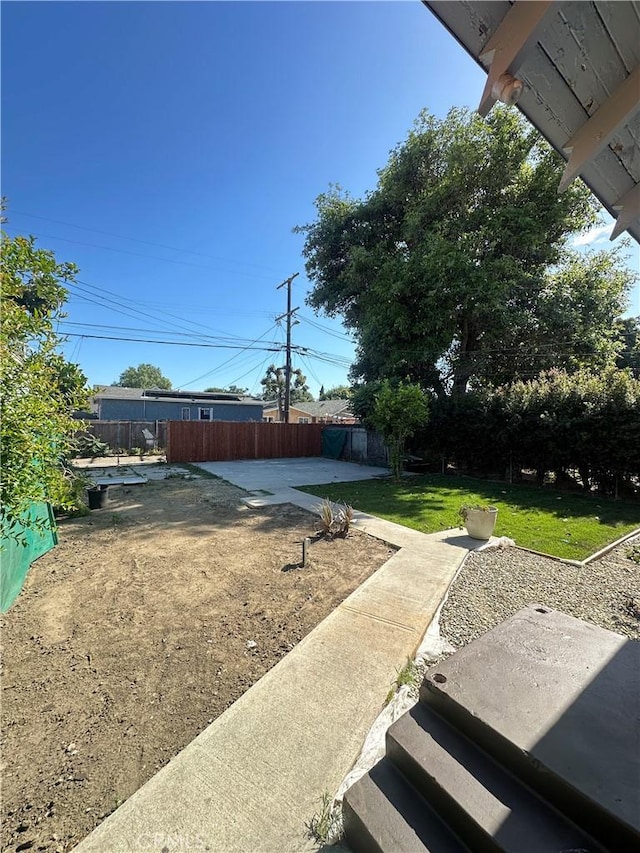 696 E 51st St E, Los Angeles, CA 90011 - view of yard