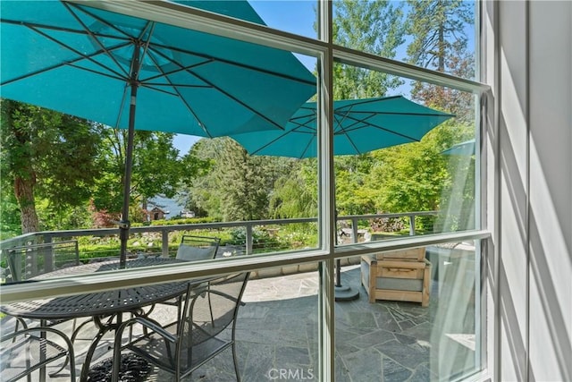 28233 N Shore Rd, Lake Arrowhead, CA 92352 - balcony featuring outdoor dining area