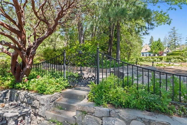 28233 N Shore Rd, Lake Arrowhead, CA 92352 - view of gate