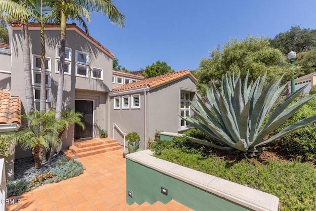 1040 Hillcroft Rd, Glendale, CA 91207 - view of front facade with stucco siding and a tile roof