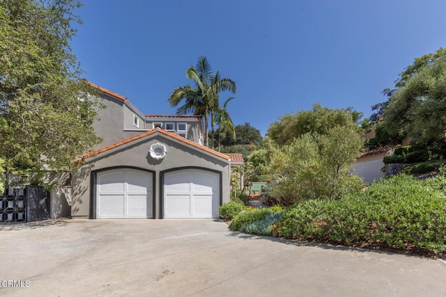 1040 Hillcroft Rd, Glendale, CA 91207 - view of front of property featuring stucco siding, driveway, and a tile roof
