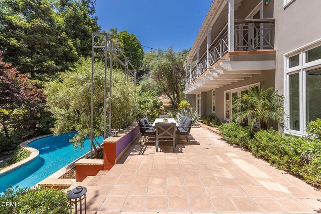 1040 Hillcroft Rd, Glendale, CA 91207 - view of patio featuring outdoor dining area and an outdoor pool