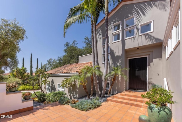 1040 Hillcroft Rd, Glendale, CA 91207 - entrance to property with stucco siding and a patio