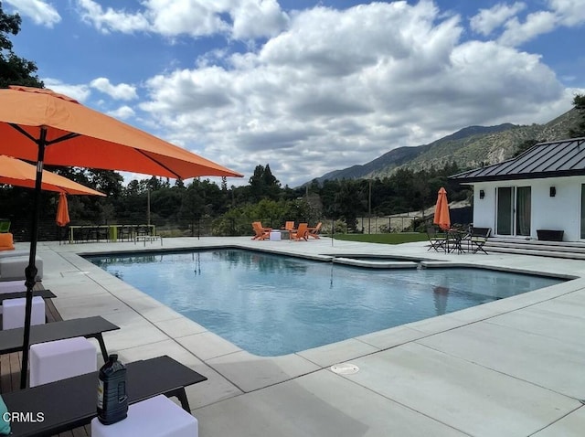 1305 Riviera Dr, Pasadena, CA 91107 - view of pool featuring a mountain view, a patio area, and a pool with connected hot tub