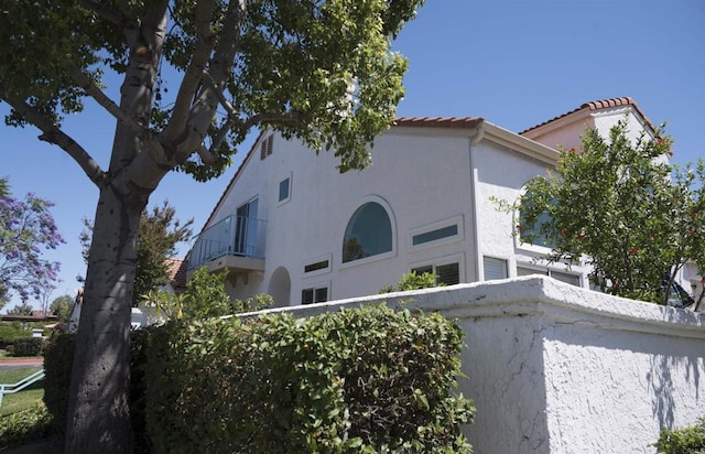 29517 Cara Way, Temecula, CA 92591 - view of side of property featuring a balcony, stucco siding, and a tiled roof