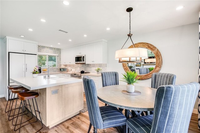 5490 Paseo Del Lago W Unit P, Laguna Woods, CA 92637 - dining space featuring light wood-style flooring and recessed lighting