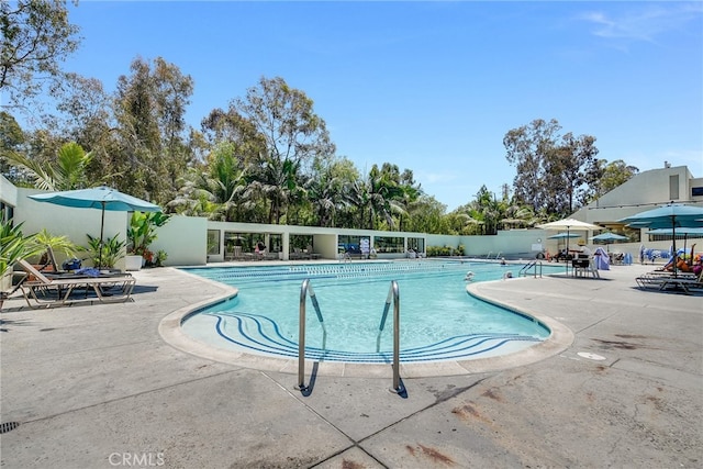 5490 Paseo Del Lago W Unit P, Laguna Woods, CA 92637 - community pool with a patio