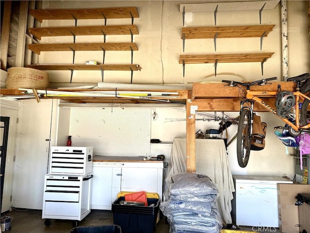 1171 Silverfern Ln, Corona, CA 92878 - garage with a workshop area