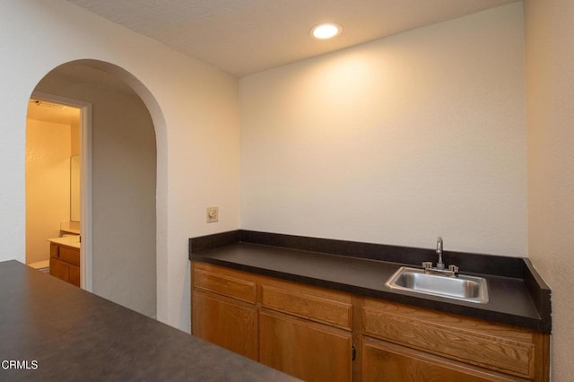 191 Haborview Ct, Ventura, CA 93003 - bar featuring arched walkways and recessed lighting