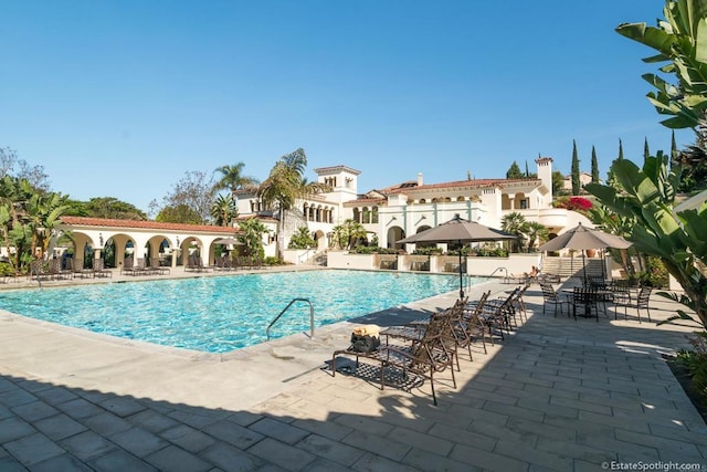 1222 N Creekside Dr, Chula Vista, CA 91915 - community pool with a patio area