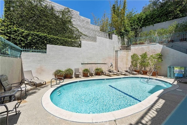 390 S Sepulveda Blvd Unit 105, Los Angeles, CA 90049 - community pool with a patio area