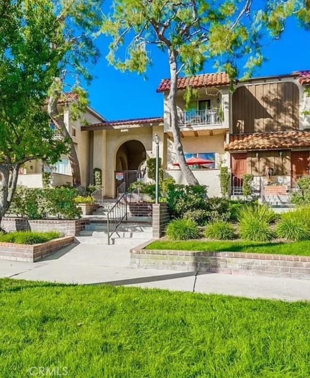 19545 Sherman Way Unit 44, Reseda, CA 91335 - back of property featuring stucco siding, a tile roof, and a balcony