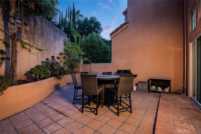 4347 Freedom Dr Unit C, Calabasas, CA 91302 - patio terrace at dusk with an outdoor kitchen, a patio, and a bar