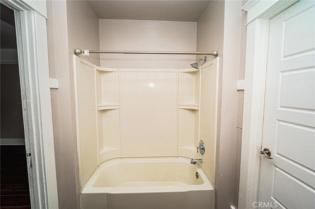 220 Palm Pl, Pomona, CA 91767 - full bath with bathing tub / shower combination