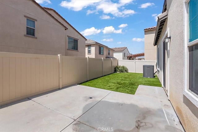 955 W Jasmine Way, Rialto, CA 92376 - fenced backyard featuring a patio area and a residential view