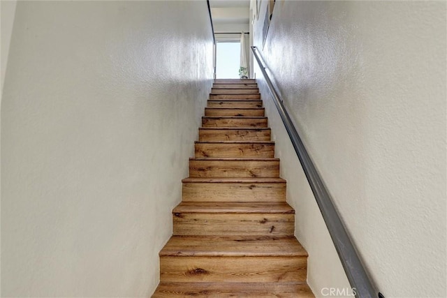 25072 Leucadia St Unit E, Laguna Niguel, CA 92677 - stairway featuring a textured wall