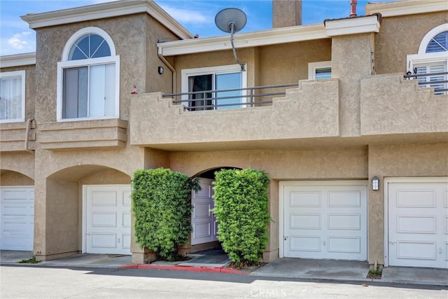 25072 Leucadia St Unit E, Laguna Niguel, CA 92677 - townhome / multi-family property featuring a balcony, stucco siding, and an attached garage