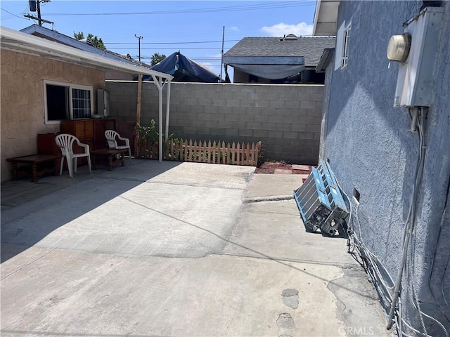 1222 E 103rd St, Los Angeles, CA 90002 - view of patio / terrace