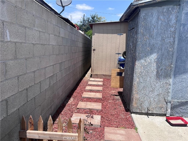1222 E 103rd St, Los Angeles, CA 90002 - view of yard