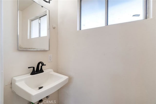 2738 S Fairway Ct, Visalia, CA 93277 - bathroom featuring a sink