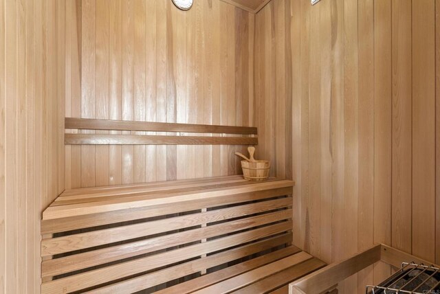 17124 Circa Oriente, Rancho Santa Fe, CA 92067 - relaxing sauna with wooden walls