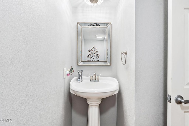 4448 Lubbock Dr Unit C, Simi Valley, CA 93063 - bathroom featuring a textured wall
