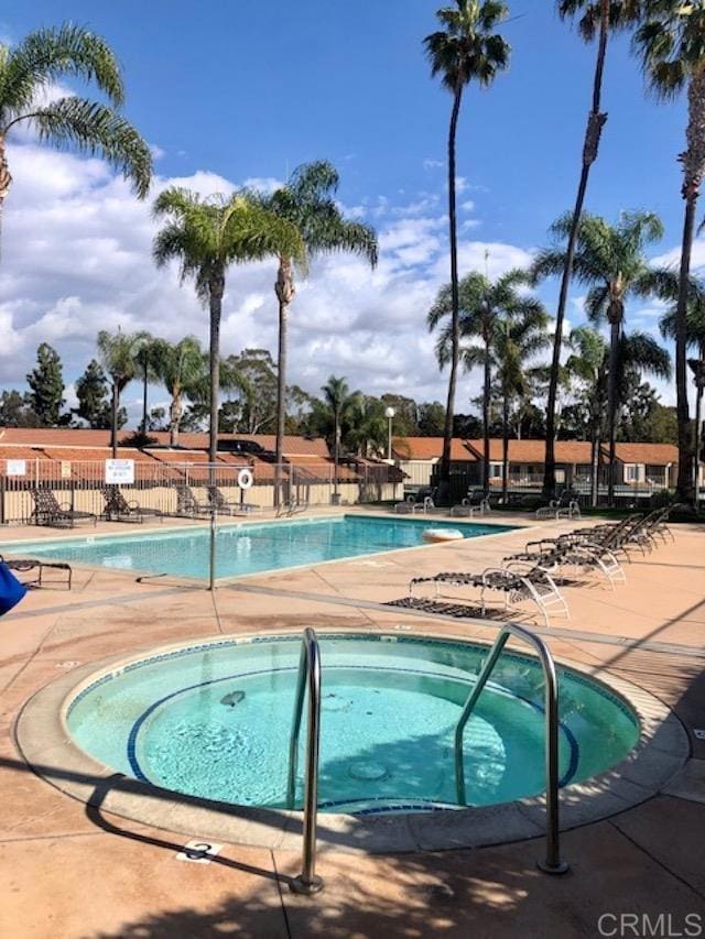 2330 Hosp Way Unit 303, Carlsbad, CA 92008 - community pool with a community hot tub and a patio