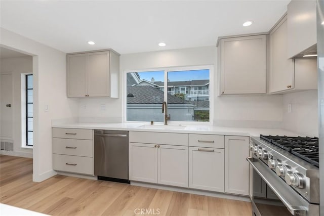 24616 Polaris Dr Unit 272, Dana Point, CA 92629 - kitchen featuring stainless steel appliances, light wood-style flooring, gray cabinetry, light countertops, and recessed lighting