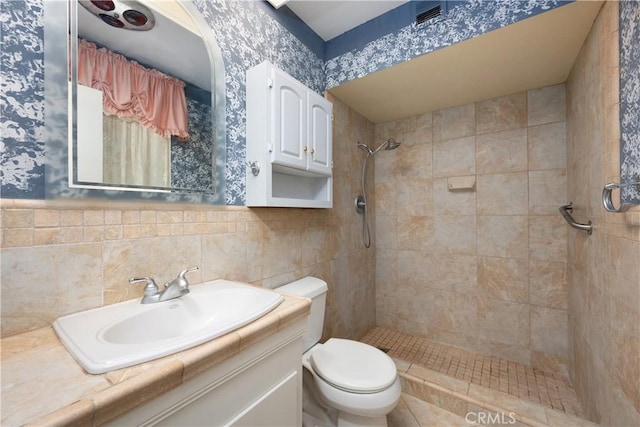 28839 Carmel Rd, Menifee, CA 92586 - bathroom featuring a tile shower, vanity, and wallpapered walls