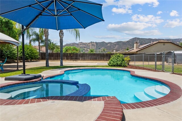 32618 Durango Ct, Wildomar, CA 92595 - view of swimming pool with a mountain view and a pool with connected hot tub