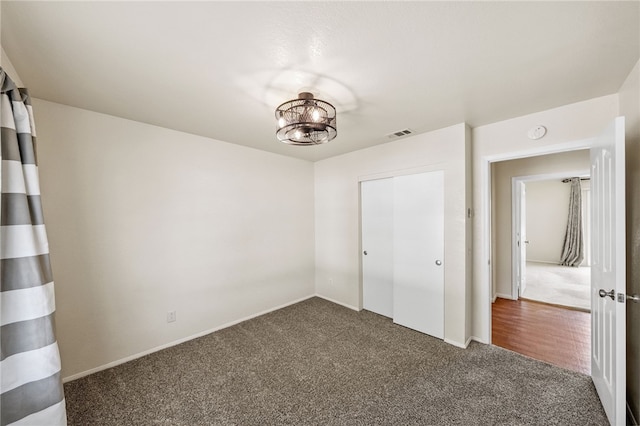 32618 Durango Ct, Wildomar, CA 92595 - unfurnished bedroom featuring carpet, a chandelier, and a closet