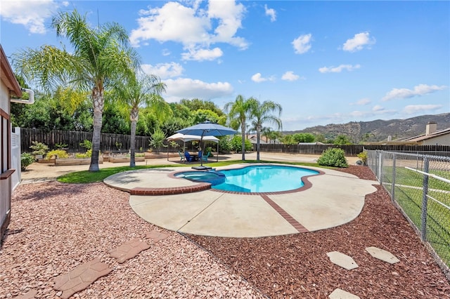 32618 Durango Ct, Wildomar, CA 92595 - view of pool featuring a patio, a fenced backyard, a pool with connected hot tub, and a mountain view