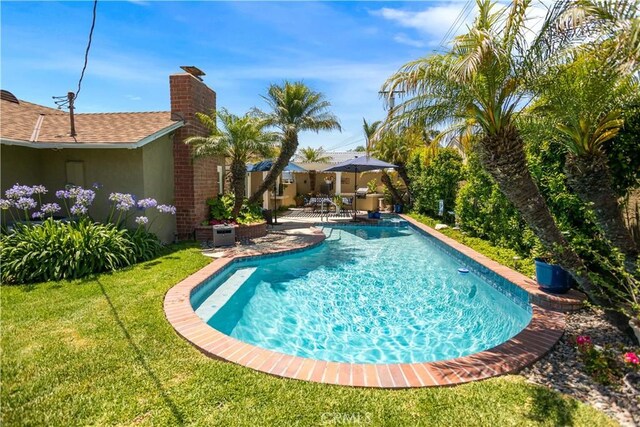 3191 Woodstock Rd, Rossmoor, CA 90720 - swimming pool with a lawn and a patio area