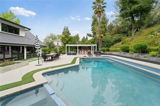 19258 Berclair Ln, Tarzana, CA 91356 - view of swimming pool featuring a patio, a pergola, and a pool with connected hot tub