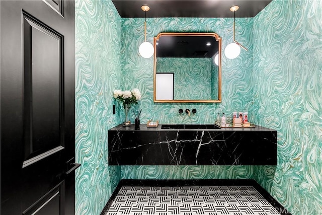 19258 Berclair Ln, Tarzana, CA 91356 - bathroom featuring wallpapered walls