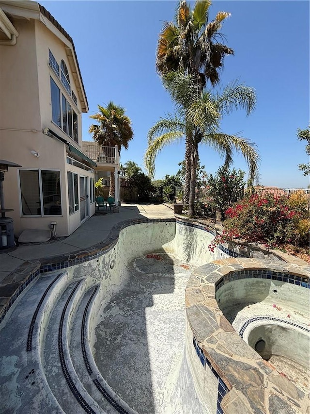 22241 Birchleaf, Mission Viejo, CA 92692 - view of pool featuring an in-ground hot tub, an empty pool, and a patio area