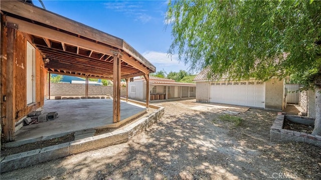 10816 Foothill Blvd, Sylmar, CA 91342 - view of yard with an outdoor structure