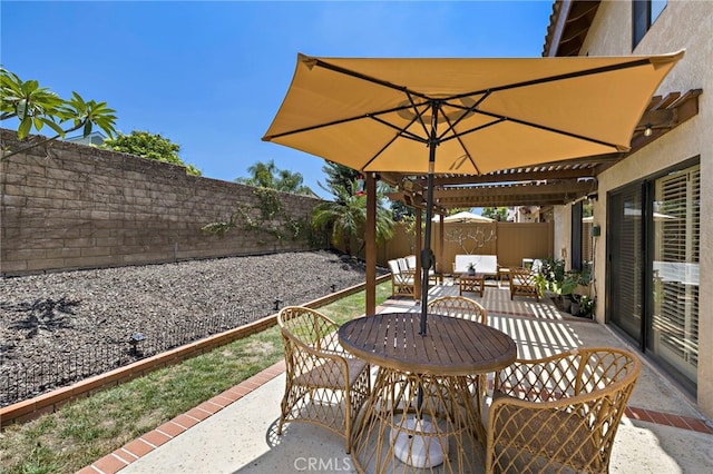 990 La Paz Rd Unit 49, Placentia, CA 92870 - fenced backyard featuring a patio and outdoor dining area