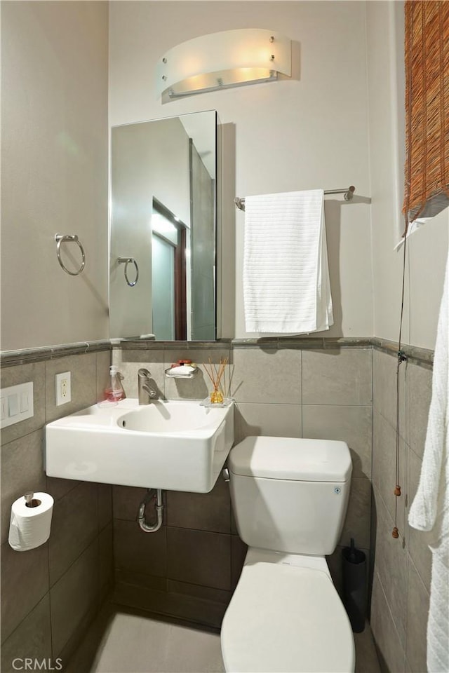 23640 Aster Trl, Calabasas, CA 91302 - bathroom with tile walls and wainscoting