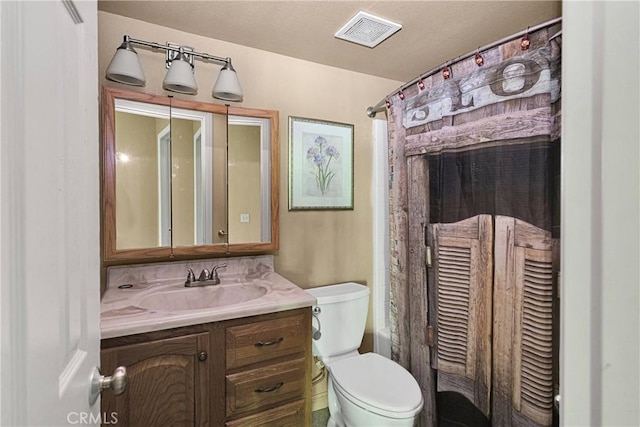 810 Oakmont Ln, Lake Arrowhead, CA 92352 - bathroom with vanity and curtained shower
