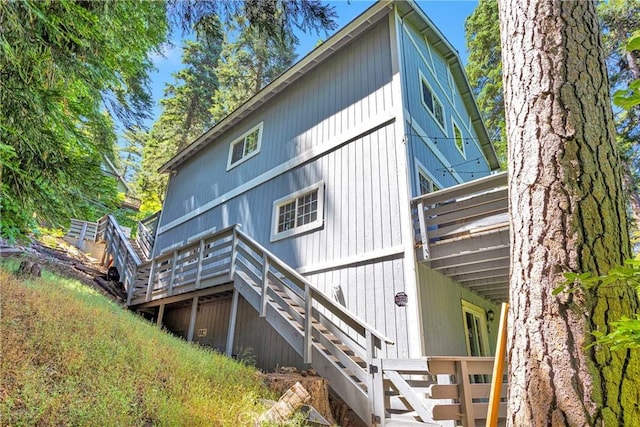 810 Oakmont Ln, Lake Arrowhead, CA 92352 - rear view of property with stairs and a deck