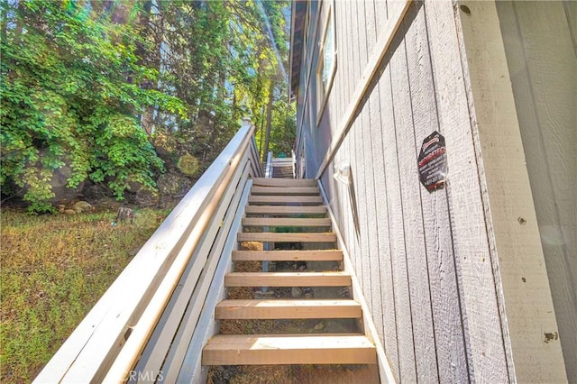 810 Oakmont Ln, Lake Arrowhead, CA 92352 - view of stairway